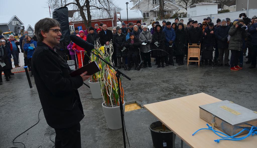 mars: På tross av surt vær med kuldegrader og snø i lufta, møtte nærmere 200 personer frem for å delta i den historiske markeringen på kirketomta.