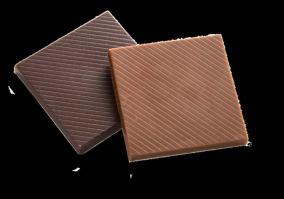 17498 Melkesjokolade 17499 Mørk sjokolade Inneholder melkesjokolade, (34%) eller mørk sjokolade, (57,5%).