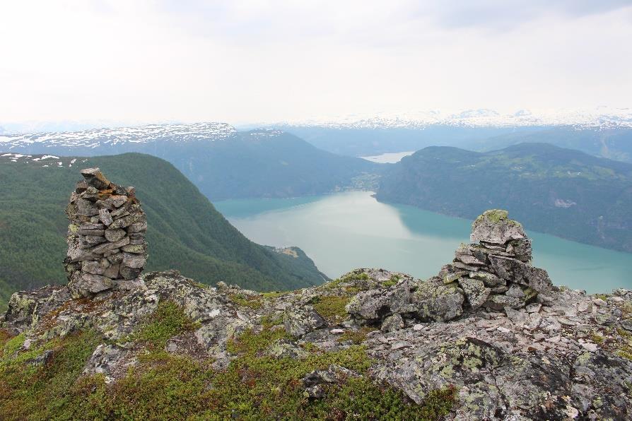 fjellet til større handelsmarknader. Av tre hovudruter i fylket gjekk ei av dei over breen og gjennom Luster. Anten vidare opp frå Kroken eller via Skjolden og Fortun.