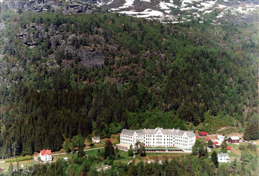 37 Hage-anlegget Det er høg antikvarisk og/eller arkitekturhistorisk verdi på fleire av bygningane. Spesielt gjeld dette hovudbygningen, kapellet, taubanebygget og legebustadane.