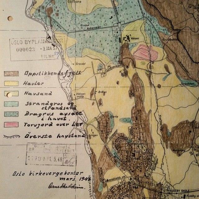 bregrus avsatt i havet, torvjord over leire samt øverste havstand (marin