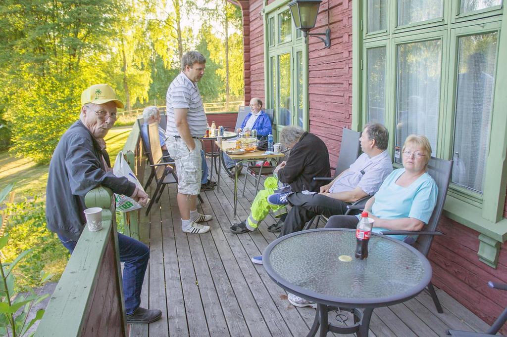 Hyggelig passiar på terrassen på Waldemarhøy 23. juni 2014.