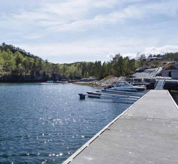 vindusflater med flott utsikt til sjøen og Folgefonna. Meget gode lysforhold.