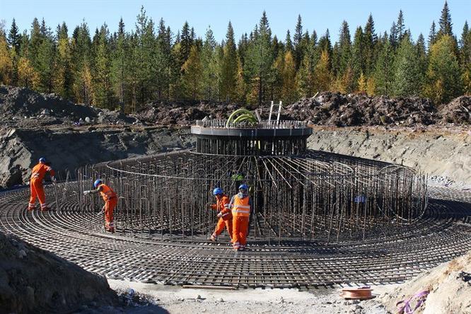 Fundament Turbintårna må fundamenteres i store klosser av armert betong som må graves eller sprenges ned i terrenget og med store stag ennå mange meter nedover.