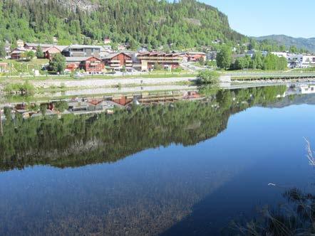 Det er sett opp grillhytte og benker. Ein fin og universell fiskeplass er laga i eit fint stryk.