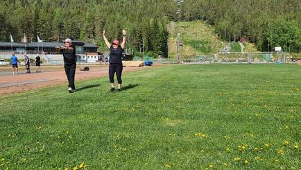 Vi er Styrketrening med strikk og god avstand så heldige i LHL Kongsberg at vi har en stor idrettsbane like ved vårt faste treningssted inne, så det var enkelt å få dette til.