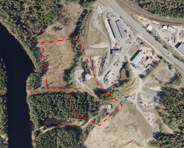 GOMSRUD SNØDEPONI 15 (58) Planavgrensning merket med rød stiplet linje. Bebyggelsen til høyre er en del av avfallsanlegget 5.2 Dagens arealbruk, tilstøtende arealbruk Planområdet er ubebygd.