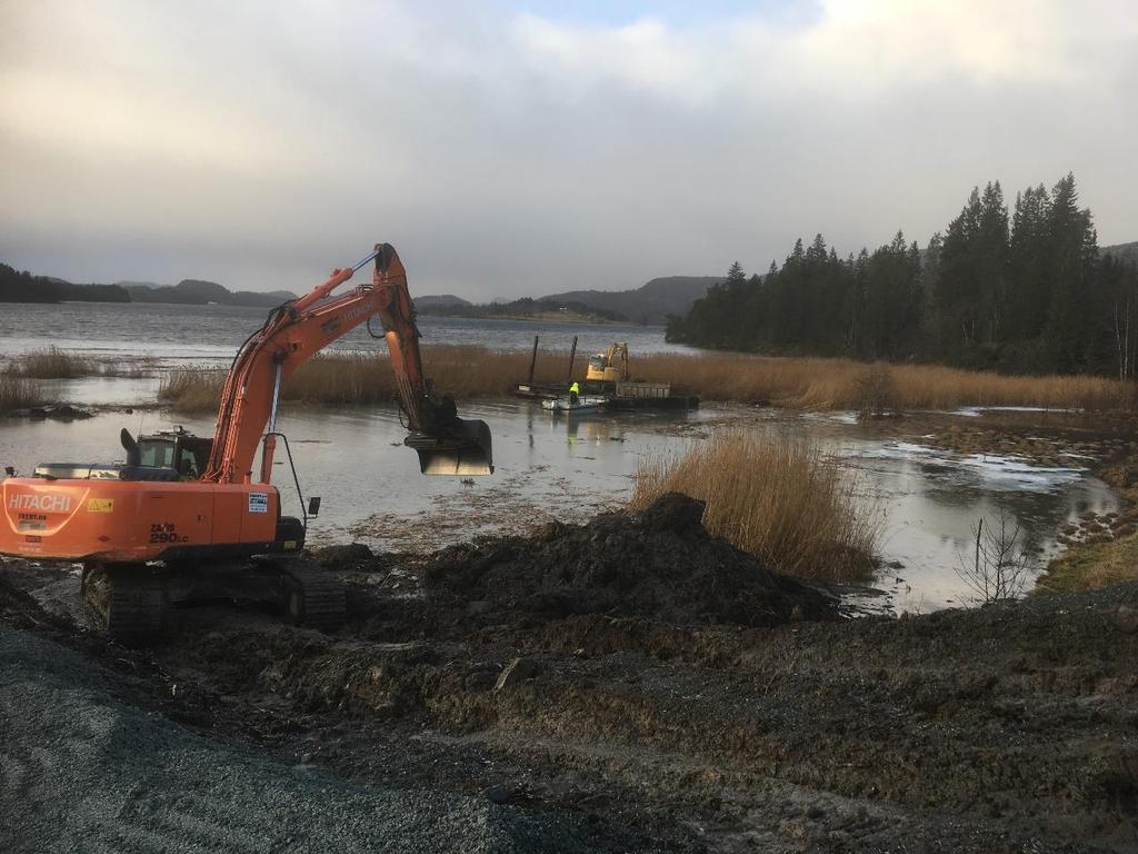 vannspeilet ble etablert med høy vannstand, ble gravemaskinen plassert på en flytende lekter.