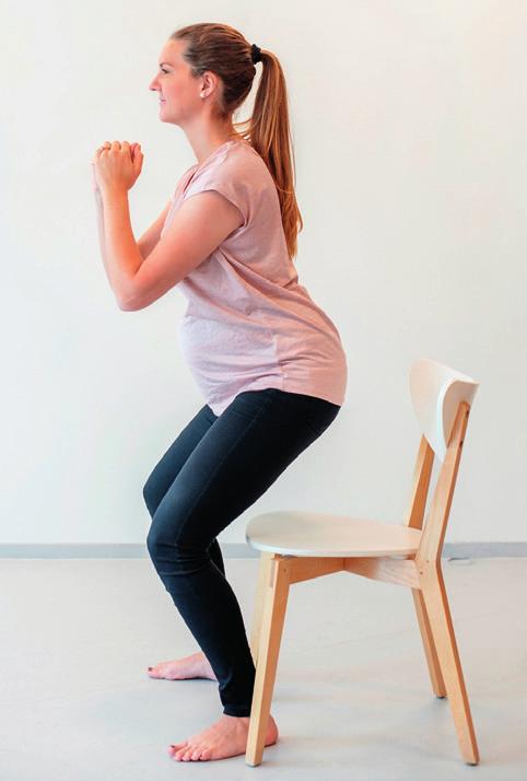 Å sitte motsatt vei på stol kan avlaste rygg og gi lett tøyning av setemuskulatur.