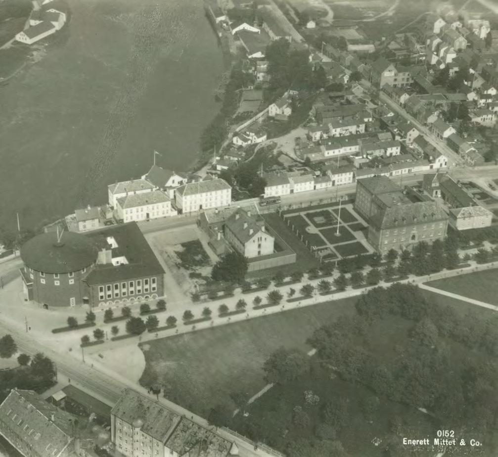 3..4.6 Statsarkivet Statsarkivet i Høgskoleveien 2 er tegnet av Axel Guldahl senior og Hagbarth Schytte Berg. Hovedbygningen er nyklassisistisk med monumentalt inngangsparti mot Høgskoleveien.