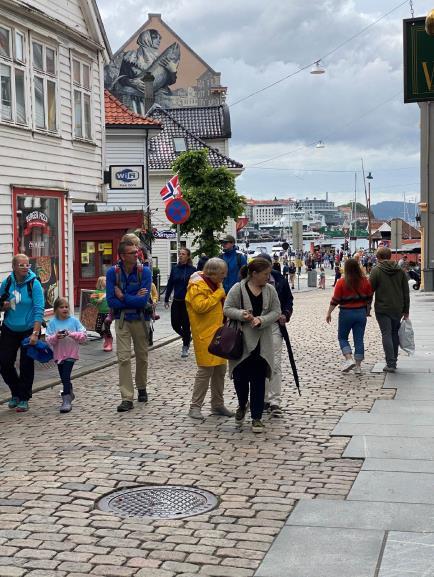 4.4 Fremkommelighet 4.4.1 Gange Sommerstengningen har gitt noe bedret fremkommelighet for gående ved at det har vært enklere å krysse sentrumsgatene pga. mindre trafikk.