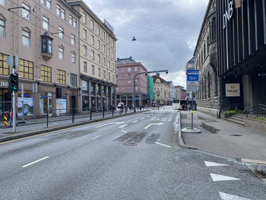 4.4.3 Kollektivtransport De direkte effektene av sommerstengningen som har betydning for kollektivtrafikkens fremkommelighet, var: Mindre biltrafikk i sentrumsgatene Kollektivfelt i Småstrandgaten