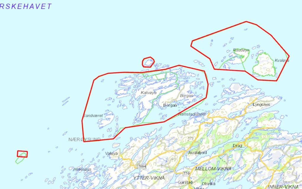 Figur 1: de røde feltene er referanseområder der det ikke er lov til å høste tare i henhold til Forskrift om høsting av tare. Kilde: Fiskeridirektoratet.