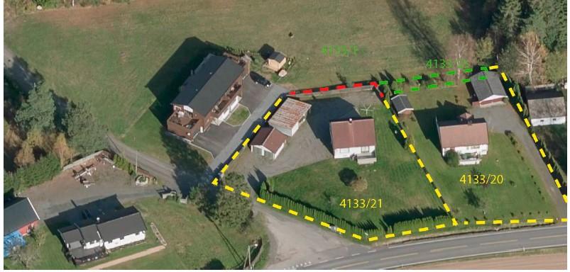 Bildet over viser gbnr 4133/21 hvor den røde stiplede linjen grenser mot landbruksformål. Tomannsboligen i nordvest ble oppført i 2017.