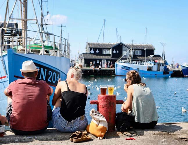 Innbyggerne er stolte av at øya er kommunen med minst nedbør og flest soltimer i Danmark, og de lokale smiler når de forklarer oss at livet leves litt langsommere på Læsø.