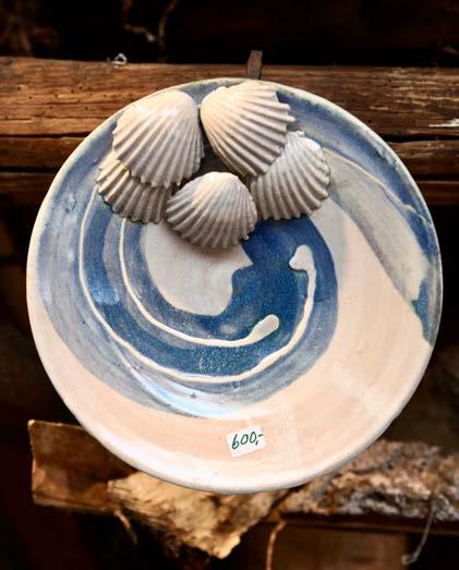 BLÅTT: Keramikken til Jorunn har fått navn som «Himmel og hav» og «Fjordblå».