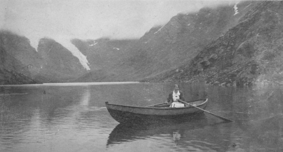 #10 Bergsfjordvatnet og Svartfjelljøkelen (viktig friluftslivsområde) Bilde av kvinne som ror på Bergsfjordvannet, fra Finnmark fylkesbibliotek, digitalt arkiv Bergsfjordvannet og Svartfjelljøkelen