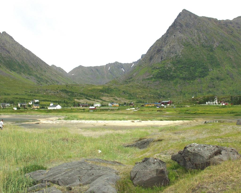 #14 Nuvsvåg nærturområde (viktig friluftslivsområde) Nuvsvåg nærturområde Nuvsvåg nærturområde strekker seg innover hele Jomfrudalen, rundt Lausfjellet/Luovosvárri og Cuita i sør, og opp til Kollaren