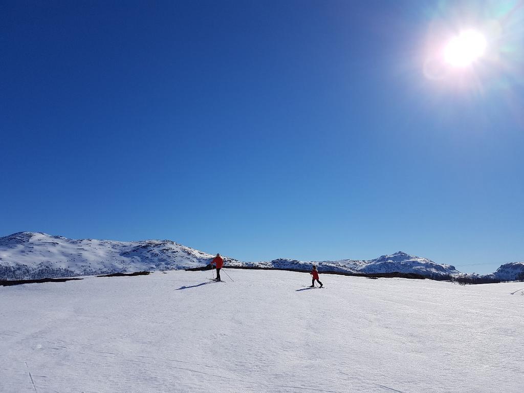 #020 Øksfjordbotn nærturområde (viktig friluftslivsområde) Skitur på Øksfjordbotn, foto Maia Mannsverk Øksfjordbotn nærturområde Øksfjordbotn nærturområde strekker seg fra Øksfjordbotn og til