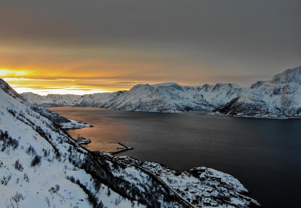 #025 Øksfjorden sjøområde (svært viktig friluftslivsområde) Øksfjord.