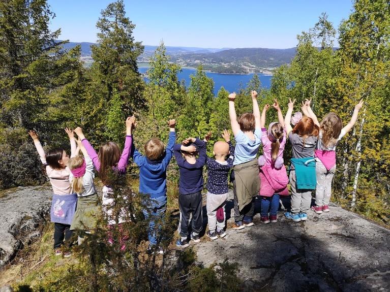 2-3 år 3-4 år Skolestarter/klubb - Gå på turer i nærmiljøet, i byen og til biblioteket - Benytte oss av offentlig