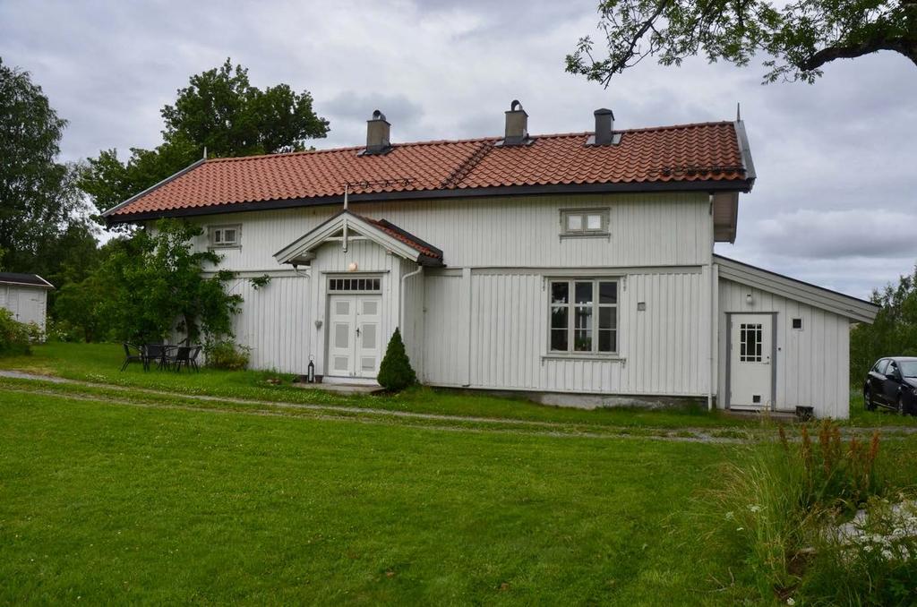 På Nordre Holter ble det bygd et nytt fjøs i 1925. Stallen ble revet i 1940, fjøset utbedret og bryggerhuset forlenget samme år.