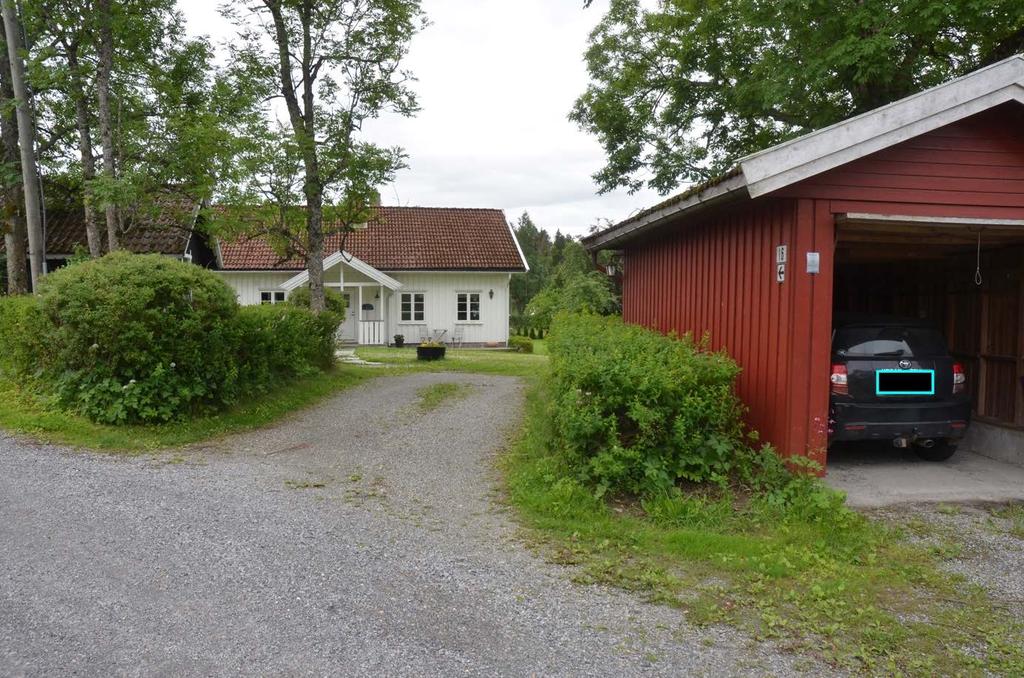 Våningshuset på Søndre Holter gård sett fra veien (foto Tom Wassum/Arkitektskap juli 2020) Områdeutviklingen På flyfoto fra 1956 kan man se at gårdene fremdeles er del av et større sammenhengende