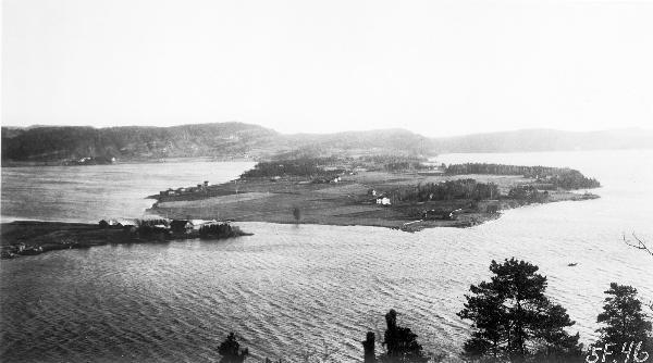 Figur 7: Flyfoto fra 1928 viser de to områdene Roligheten og Herøya med åpent