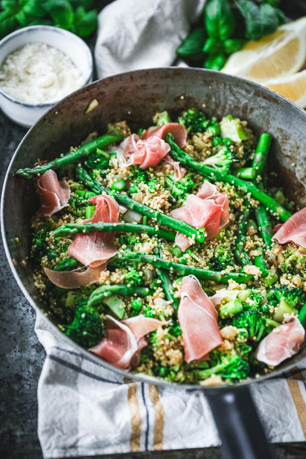 Middag quinotto med grønne grønnsaker og spekeskinke Ingredienser Nok til 3: 2 dl tørr quinoa 4 dl buljong 1 gul løk 4 fedd hvitløk 1 brokkoli 100 g frosne erter Frisk persille 80 g parmesan 100 g