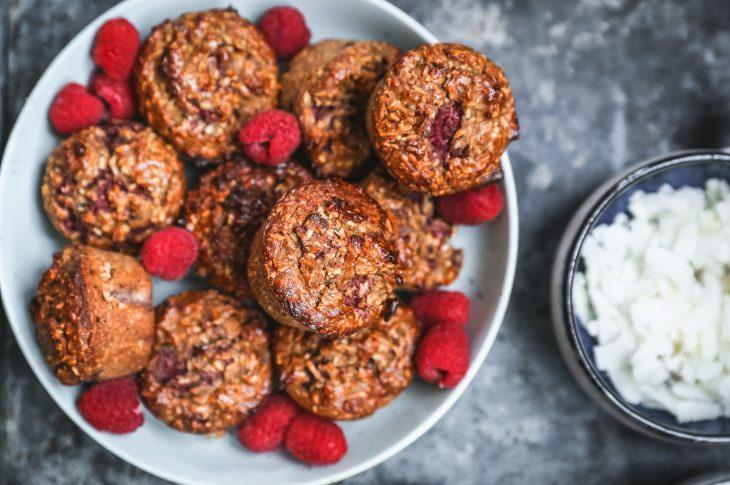 Kvelds kokosmuffins med bringebær Ingredienser Slik gjør du 250 g bringebær 1 ss fibersirup 2 s s a p p e l s i n s a f t 100 g kokosblomster 1 0 0 g r e v e t k o k o s 2, 5 d l m e l ( j e g b r u