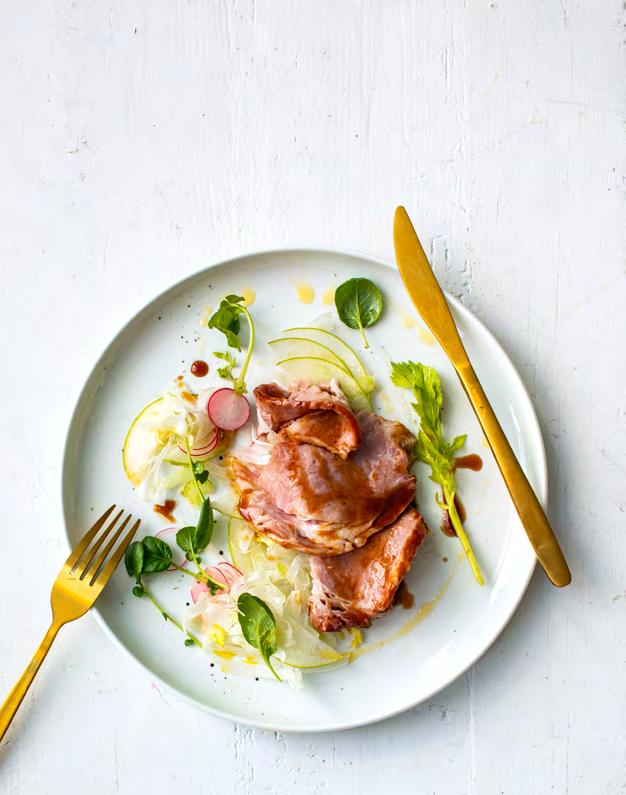 ss olivenolje 1 ts flaksalt Kok opp ferskpresset appelsinjuice, hvitløksfedd, rød chili, stjerneanis, brunt sukker, kinesisk cooking wine, oyster sauce og five spice krydder. Reduser til ca. 1 dl.