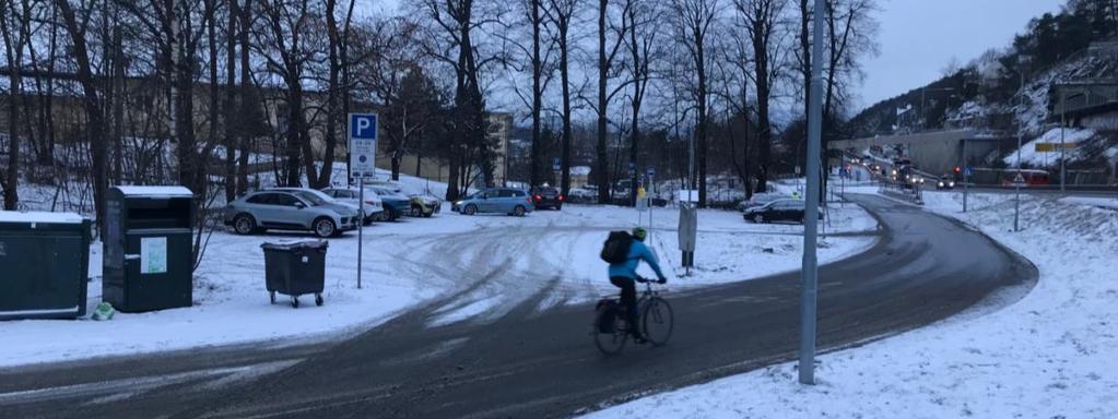 Parkeringsplassen der gatekjøkkenet er tenkt plassert sett fra bensinstasjonen med lokalveien Skrenten i forgrunnen. Nedre Bekkelaget skole i bakgrunnen. Mosseveien lengst til høyre. Mandag 11.