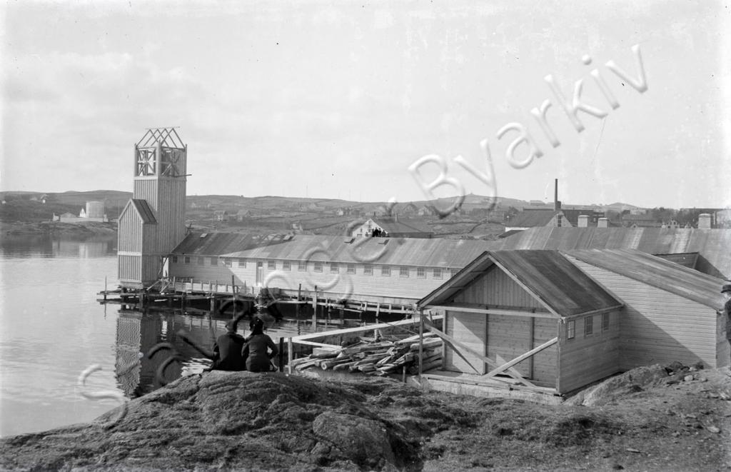 Foto fra oppføring 1915. (Stavanger byarkiv) Widerøe foto tatt på 1950-tallet. (Stavanger byarkiv) I 1945 må badet repareres.