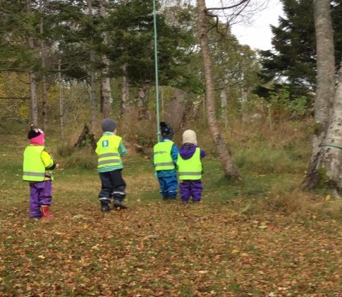 KJÆRE DU VOKSNE SOM ER SAMMEN MED MEG - Jeg vil så gjerne være sånn som du er: glad, hensynsfull, rettvis og oppriktig. Husk at jeg pleier å herme etter deg. - Bli ikke sint når jeg løper inne.