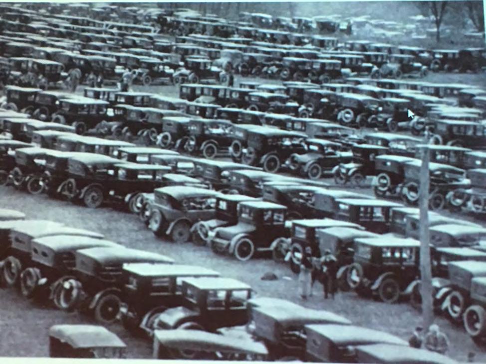 12 gikk konk og det endte opp med noen få store bilprodusenter. Den som ble mest kjent av de første bilprodusentene, var Henry Ford med sin A- Ford og ikke minst T-Ford og Pedal Ford.