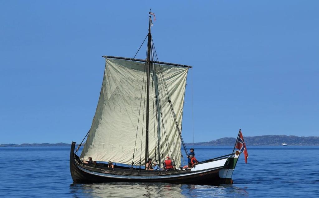 Ankomst Eivindvik klokka 1830: kyrkjeklang ved innseglinga, mottaking på kaien, skrinet vert bore opp forbi korset ved kyrkja og så inn i kyrkja. Start økumenisk gudsteneste kl. 1900.