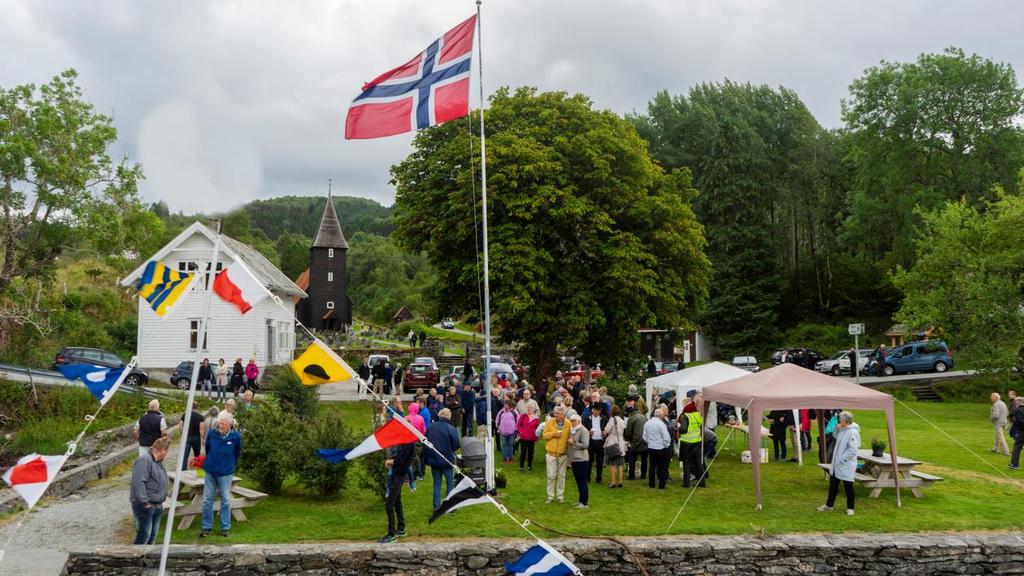 Hamre kyrkje på Osterøy. Foto: Edvin Bratli. Fredag 4. september Avgang klokka 0900 frå Lygra. Distanse Lygra kai vestside-alversund bru: ca. 8 nautiske mil. Ca.