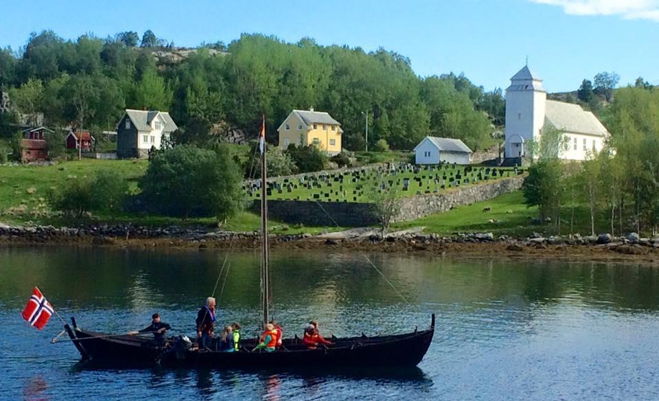 Sekskeipingen Knut. Foto: Hornelen Kystlag. Ca. klokka 1800: Båtveksling ved Hornelsneset.