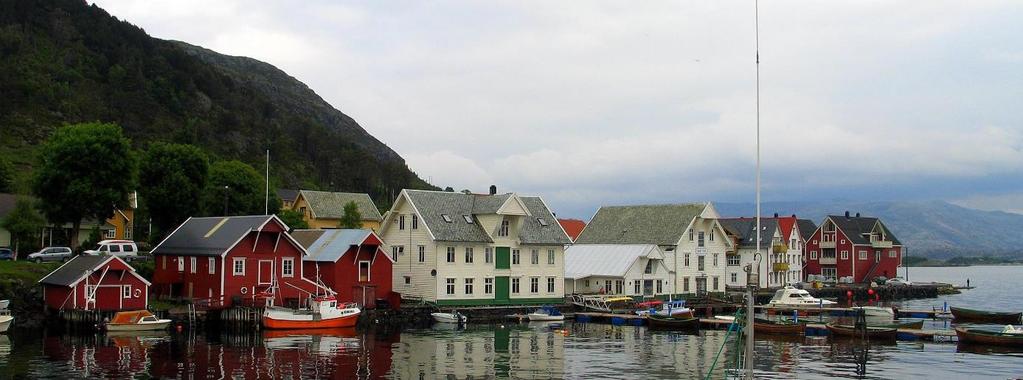 Laurdag kveld: Ankomst og velkomst i Kalvåg for Hornelen-båt og KMØ-seglbåt. Distanse Hornelsneset-Kalvåg: ca. 14 nautiske mil. Kl. 2200: Enkel kveldsbøn i Frøya kyrkje.