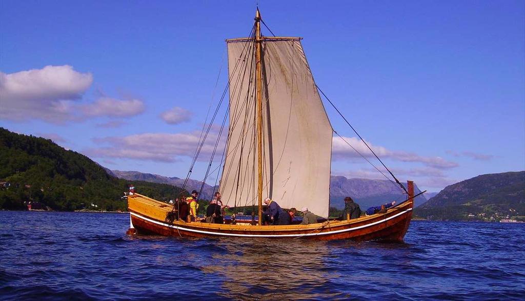 Distanse Jensbua-Kinn: 24 nautiske mil. Bakkejekta. Foto: Stiftinga Jensbua. Rutebåten går med publikum frå Florø til Kinn.