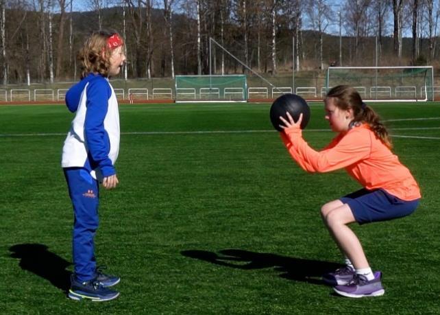 stående medisinballkast og