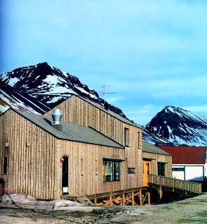 Den har kvelds- natt- og helgeåpent. Fasade mot gårdsplassen Vf Felles Vf Tekn. Gard. Hvile Kjøkken Pers. Gard. Hvile Gard. Plan 1. etasje Personal Arb.