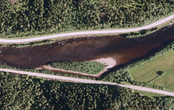 Figur 14. Oversiktskart og flyfoto som viser sideløpet nedstrøms Homepool, Renå. Figur 15. Bildene viser dagens innløp (t.h.) og utløp (t.v.) for et 200 meter langt sideløp nedstrøms Homepool, Renå.