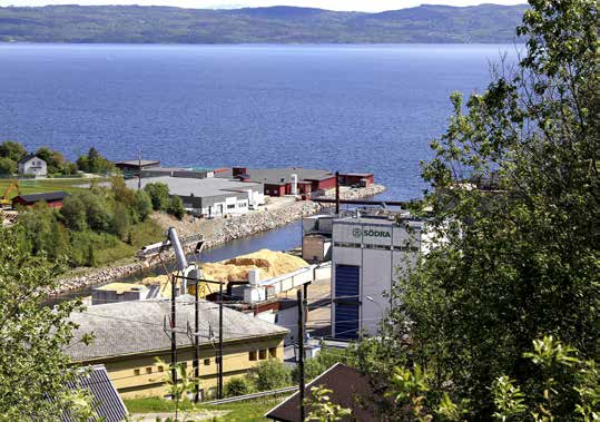 før det havner i smoltproduksjonen. Vanntemperaturen økes ved hjelp av varmeveksling med avløpsvann fra papirfabrikken Södra Cell som ligger et steinkast unna, på andre siden av Follaelva.