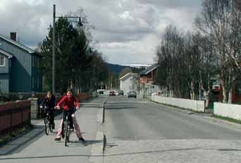 DEL II 2 SYKKELTRAFIKKEN Syklende barn i Os Syklist på fortauet i Voss Gang- og sykkelvegen langs Valløveien Fotgjenger som triller sykkelen over gangfelt i Raufoss tende å sykle i