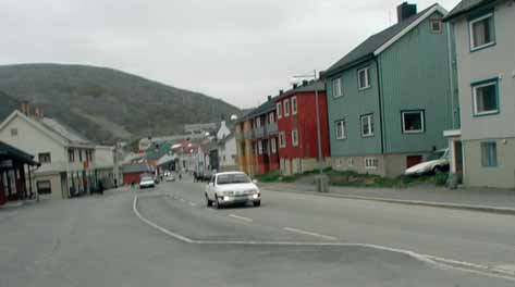 Strandveien før ombyggingen Virkninger av ombyggingen Oppstrammingen av det utflytende vegarealet har gitt et endret kjøremønster.