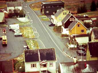 Omlag 600 av disse bor i kommunesenteret Batnfjordsøra. På Batnfjordsøra finner vi vanlige servicetilbud som bank, post og ulike forretninger samt noen serveringssteder, kiosker og en bensinstasjon.