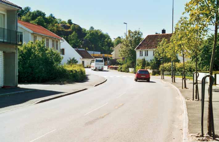 Ett av gangfeltene som opprinnelig var hevet er nå senket og asfaltert. Fartsgrensen er 50 km/t. Trafikk i Løkkegata har vikeplikt for trafikk fra høyre (vanlig vikeplikt) på den ombygde strekningen.