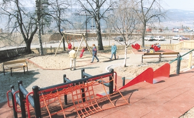 12 Lekeplasser Den 3. desember 1993 åpnet Norges første offentlige lekeplass tilrettelagt også for funksjonshemmede barn.