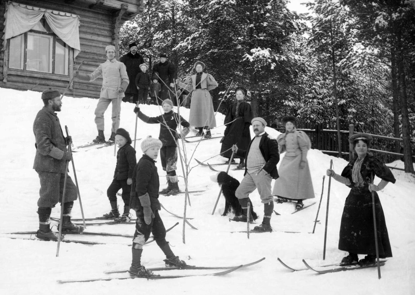 fotografer fra Gudbrandsdalen og fotobutikker i Lillehammer. De varierer i størrelse fra 50 til 60 000 negativer. Mange av samlingene er deponert.